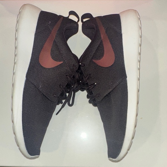 Nike Women’s Wine and White Roshe One Sneakers - Picture 3 of 7